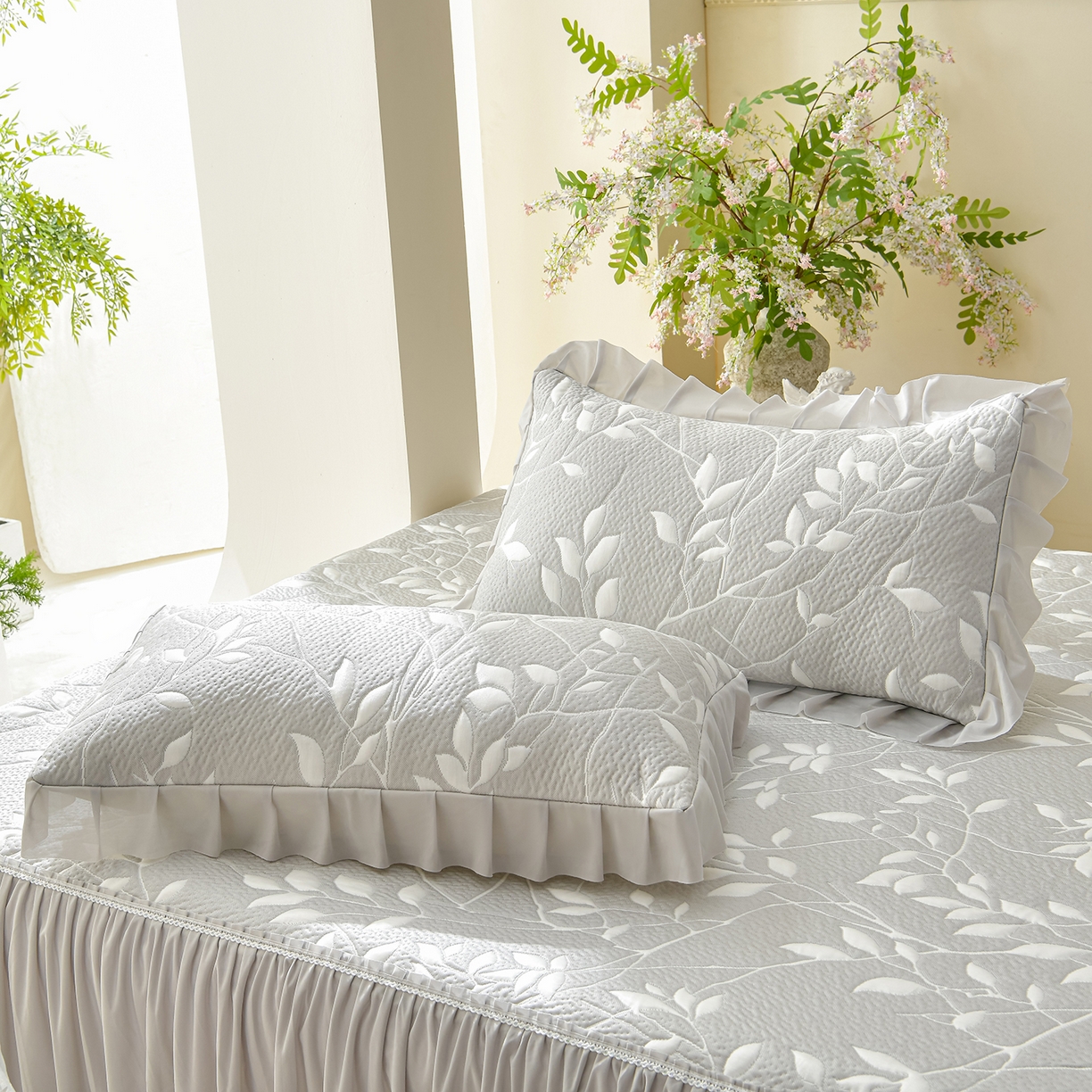 91家纺网 家纺一手货源 找家纺 绘萱家居 2026春夏新款530克PE100%提花冰凉豆豆床裙款凉席席子空调软席 花枝招展-灰