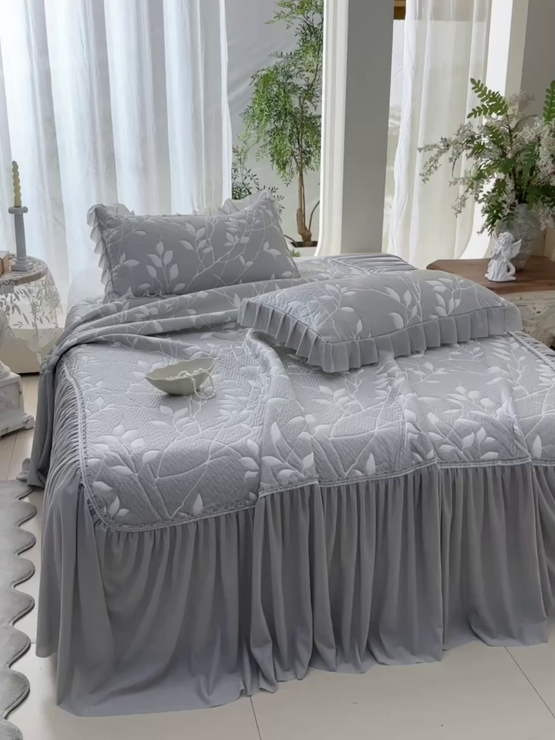 91家纺网 家纺一手货源 找家纺 绘萱家居 2026春夏新款530克PE100%提花冰凉豆豆床裙款凉席席子空调软席 花枝招展-灰