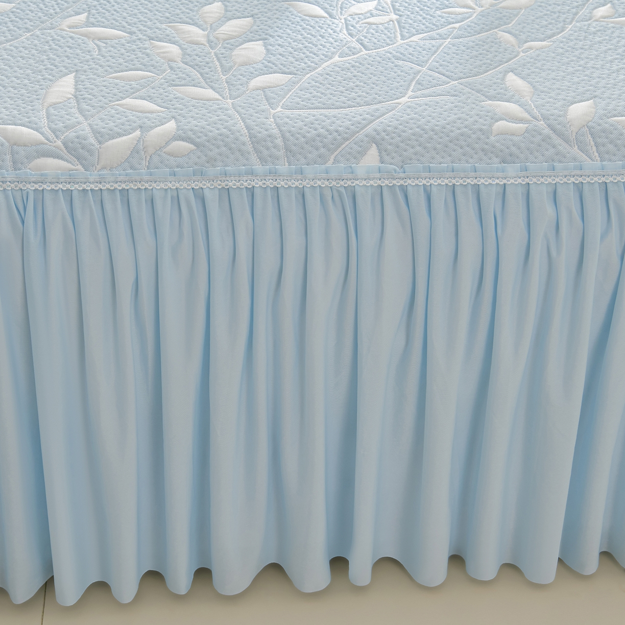 91家纺网 家纺一手货源 找家纺 绘萱家居 2026春夏新款530克PE100%提花冰凉豆豆床裙款凉席席子空调软席 花枝招展-蓝