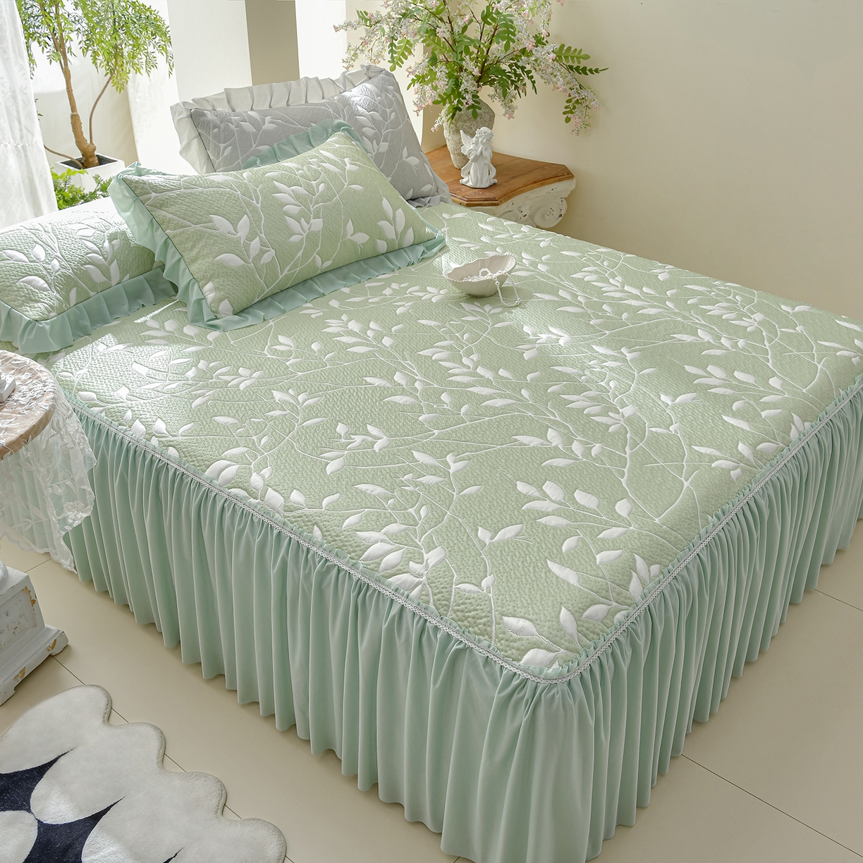 91家纺网 家纺一手货源 找家纺 绘萱家居 2026春夏新款530克PE100%提花冰凉豆豆床裙款凉席席子空调软席 花枝招展-绿