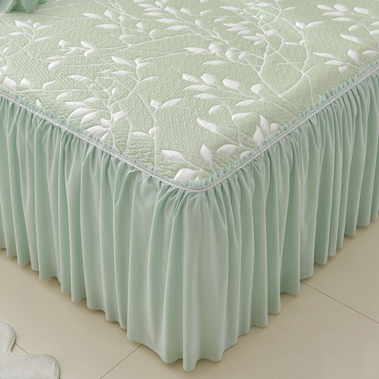 91家纺网 家纺一手货源 找家纺 绘萱家居 2026春夏新款530克PE100%提花冰凉豆豆床裙款凉席席子空调软席 花枝招展-绿