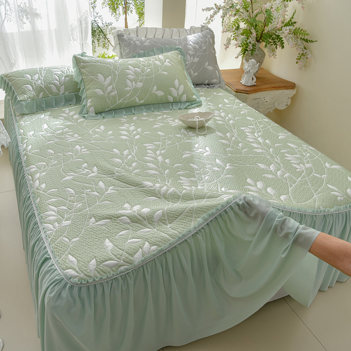 91家纺网 家纺一手货源 找家纺 绘萱家居 2026春夏新款530克PE100%提花冰凉豆豆床裙款凉席席子空调软席 花枝招展-绿