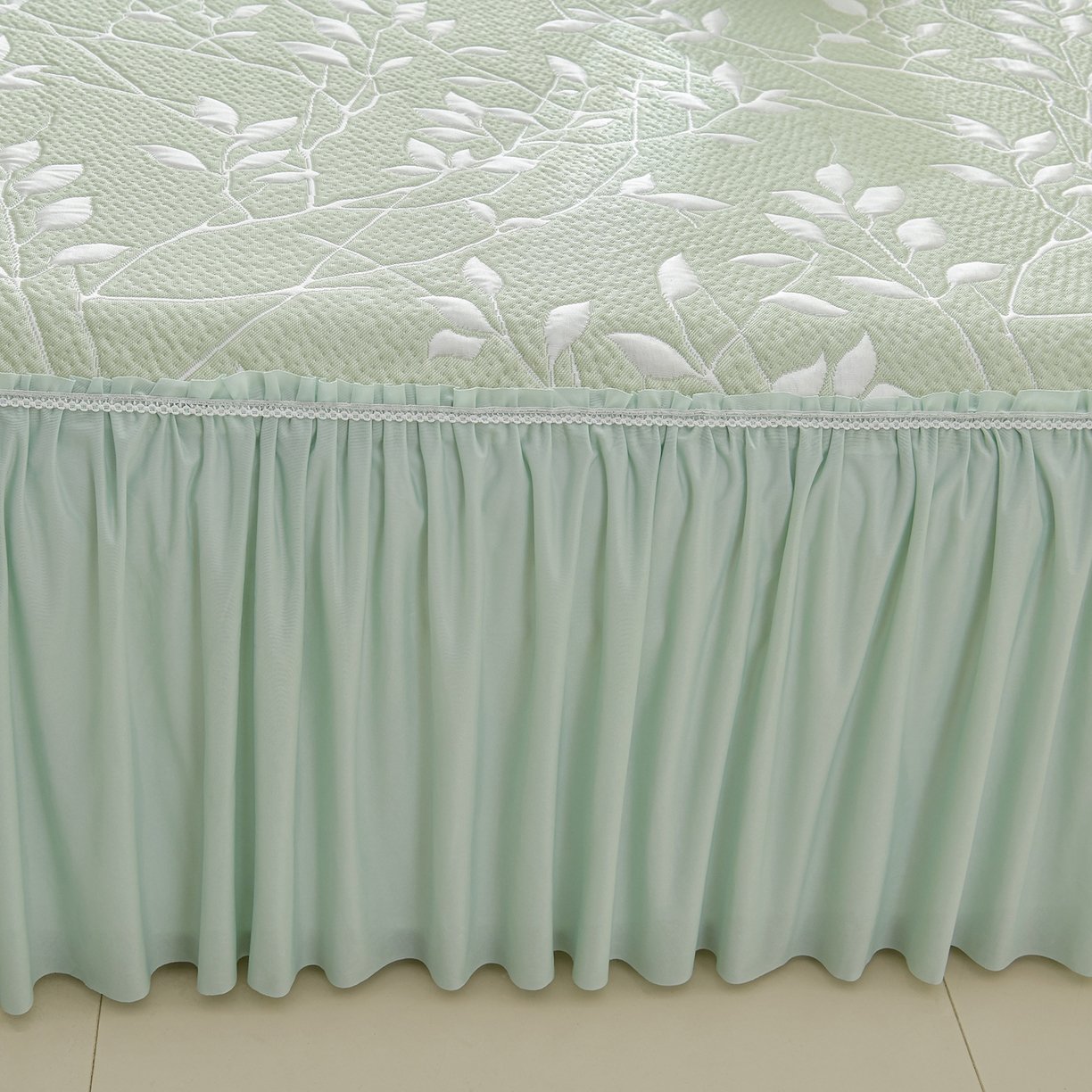 91家纺网 家纺一手货源 找家纺 绘萱家居 2026春夏新款530克PE100%提花冰凉豆豆床裙款凉席席子空调软席 花枝招展-绿