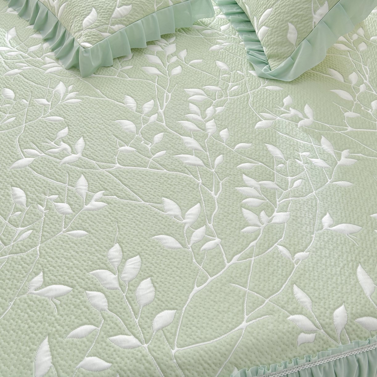 91家纺网 家纺一手货源 找家纺 绘萱家居 2026春夏新款530克PE100%提花冰凉豆豆床裙款凉席席子空调软席 花枝招展-绿