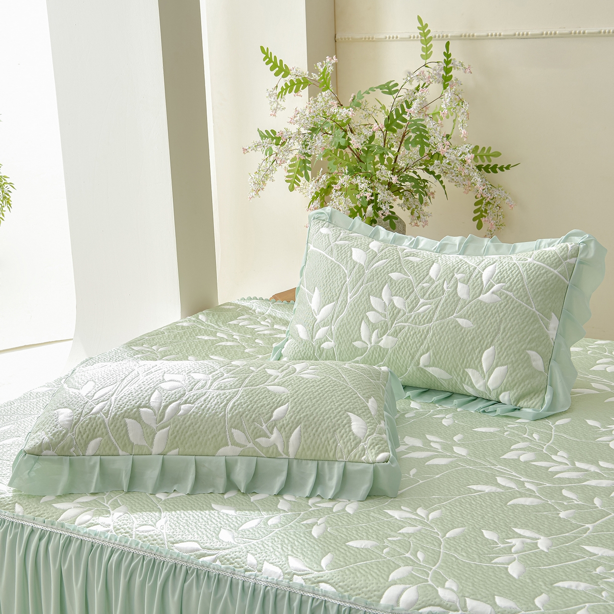 91家纺网 家纺一手货源 找家纺 绘萱家居 2026春夏新款530克PE100%提花冰凉豆豆床裙款凉席席子空调软席 花枝招展-绿