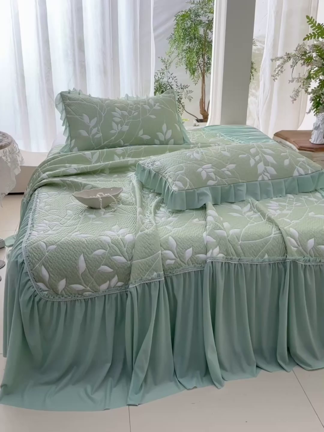 91家纺网 家纺一手货源 找家纺 绘萱家居 2026春夏新款530克PE100%提花冰凉豆豆床裙款凉席席子空调软席 花枝招展-绿