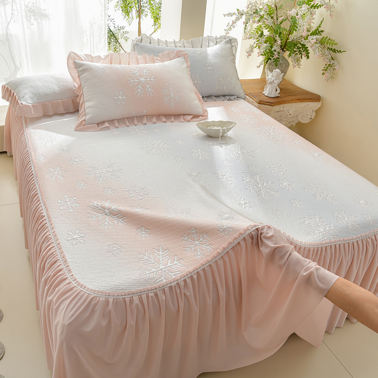 91家纺网 家纺一手货源 找家纺 绘萱家居 2026春夏新款530克PE100%提花冰凉豆豆床裙款凉席席子空调软席 渐变雪花-粉