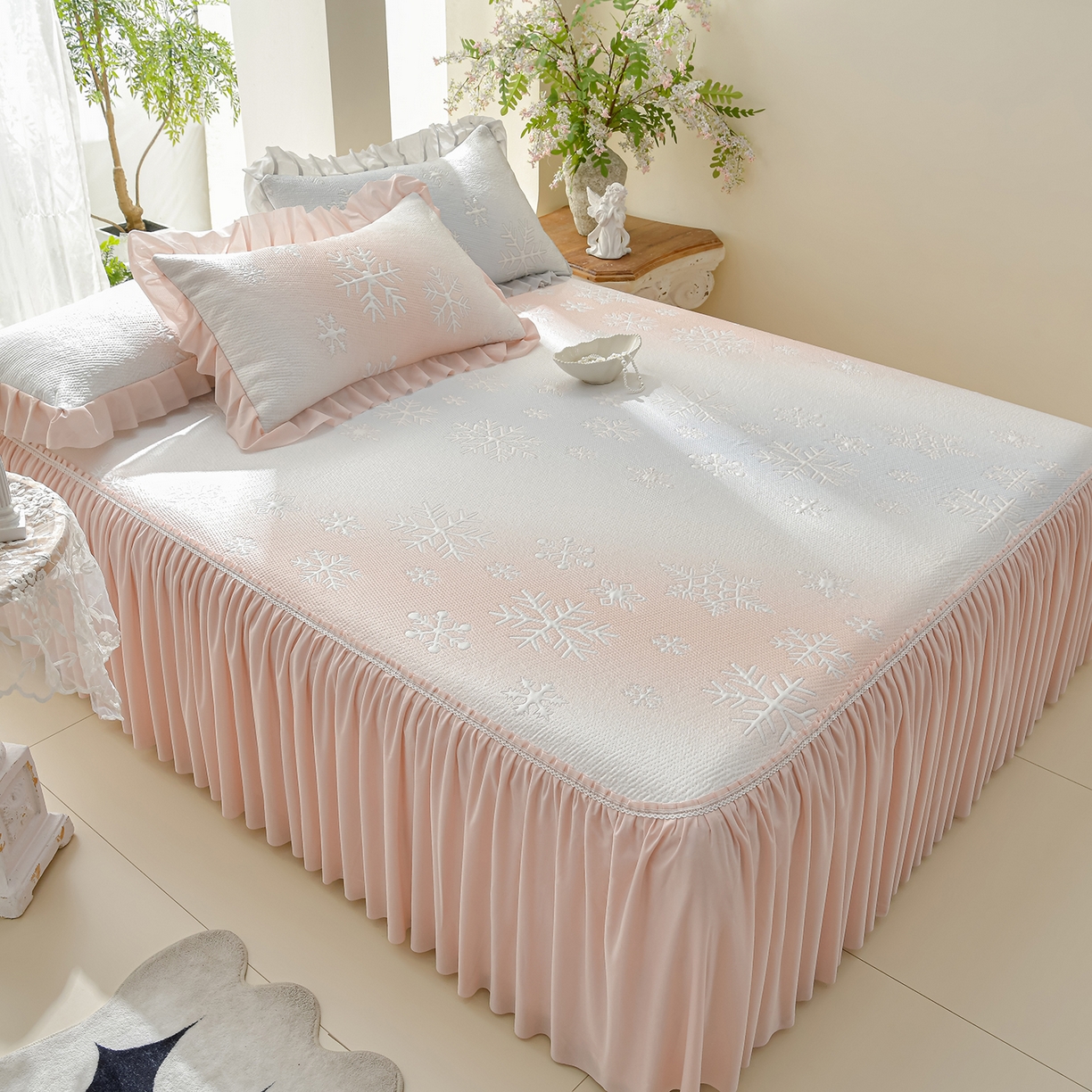 91家纺网 家纺一手货源 找家纺 绘萱家居 2026春夏新款530克PE100%提花冰凉豆豆床裙款凉席席子空调软席 渐变雪花-粉