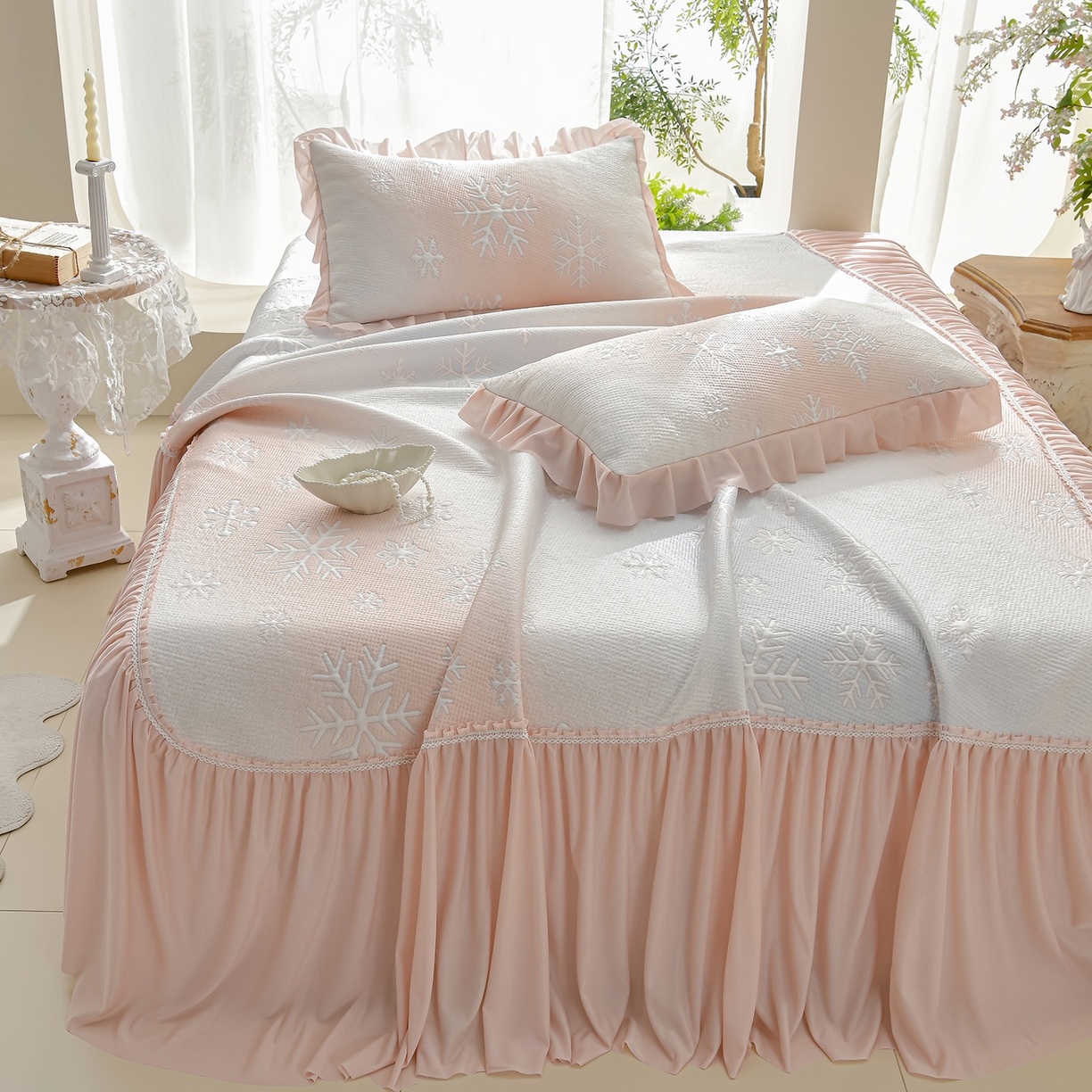 91家纺网 家纺一手货源 找家纺 绘萱家居 2026春夏新款530克PE100%提花冰凉豆豆床裙款凉席席子空调软席 渐变雪花-粉