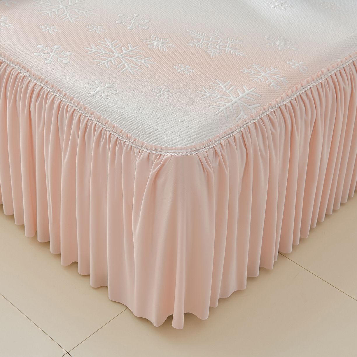 91家纺网 家纺一手货源 找家纺 绘萱家居 2026春夏新款530克PE100%提花冰凉豆豆床裙款凉席席子空调软席 渐变雪花-粉