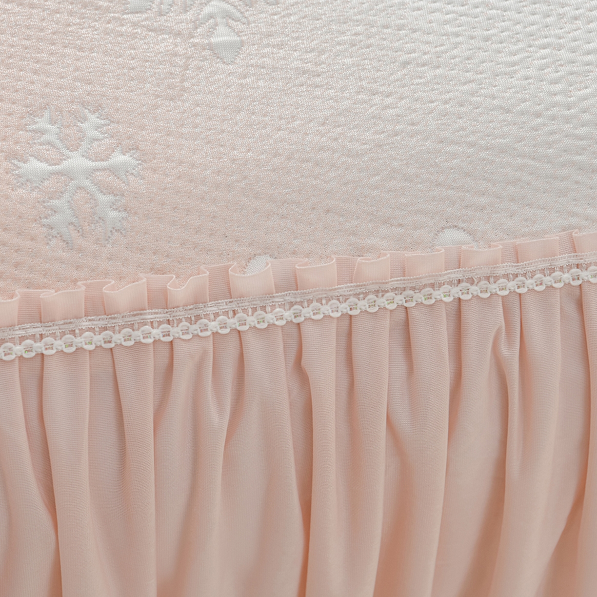 91家纺网 家纺一手货源 找家纺 绘萱家居 2026春夏新款530克PE100%提花冰凉豆豆床裙款凉席席子空调软席 渐变雪花-粉