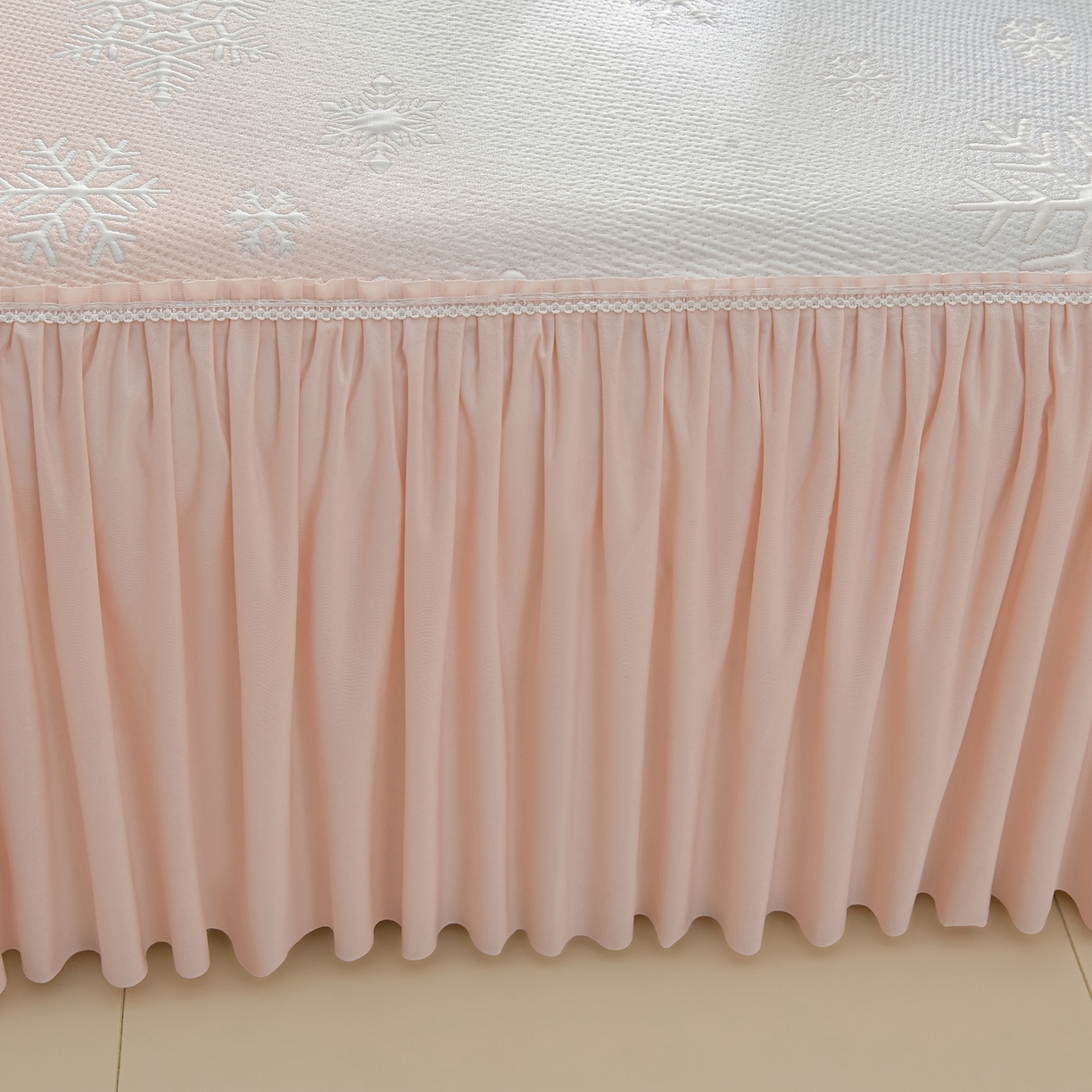 91家纺网 家纺一手货源 找家纺 绘萱家居 2026春夏新款530克PE100%提花冰凉豆豆床裙款凉席席子空调软席 渐变雪花-粉