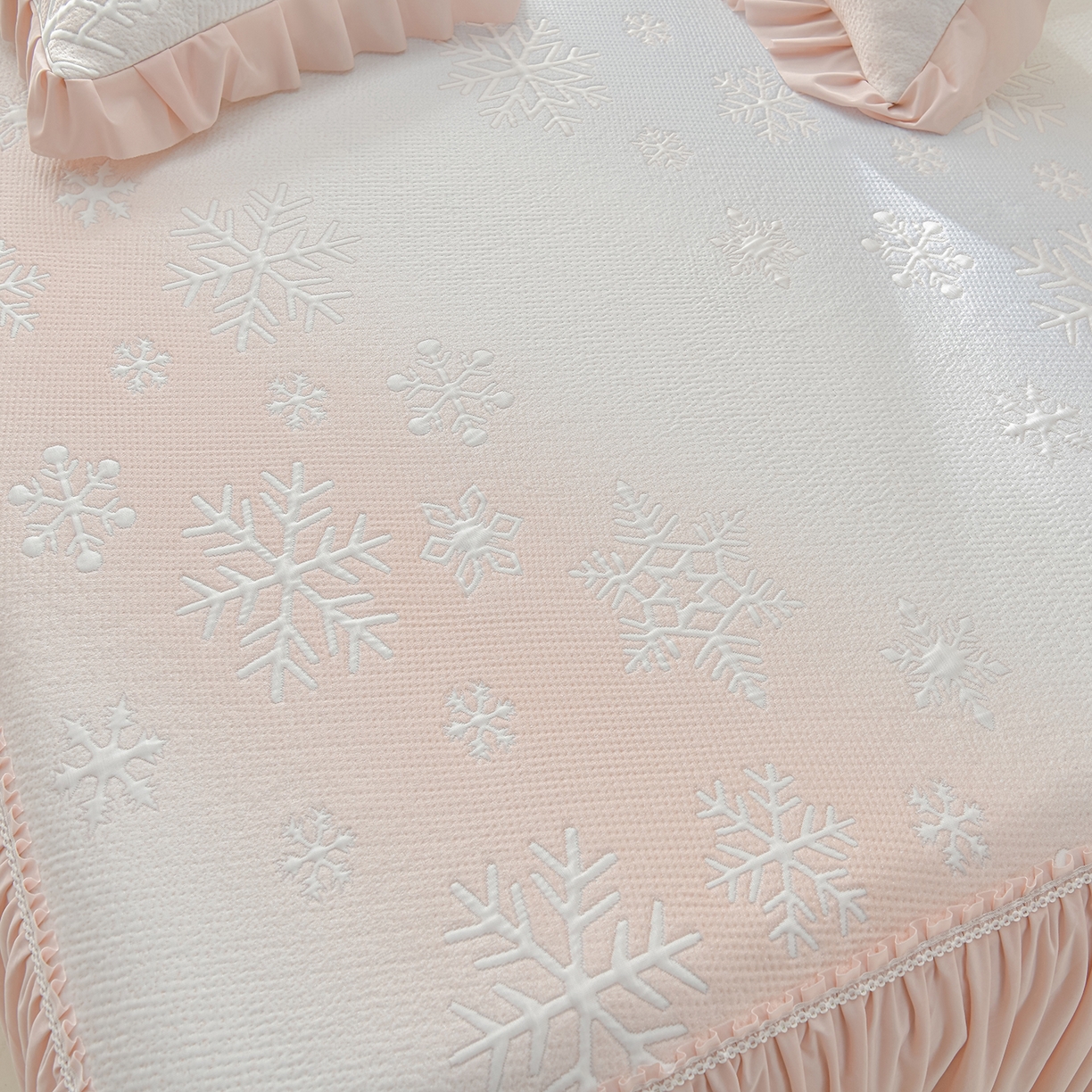 91家纺网 家纺一手货源 找家纺 绘萱家居 2026春夏新款530克PE100%提花冰凉豆豆床裙款凉席席子空调软席 渐变雪花-粉