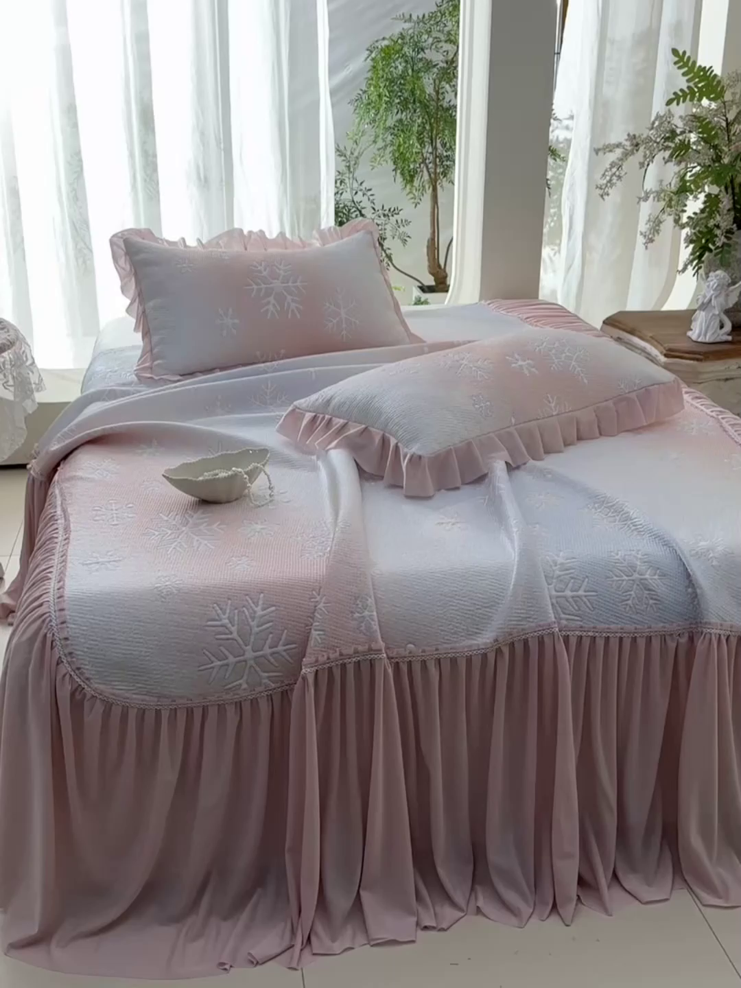 91家纺网 家纺一手货源 找家纺 绘萱家居 2026春夏新款530克PE100%提花冰凉豆豆床裙款凉席席子空调软席 渐变雪花-粉