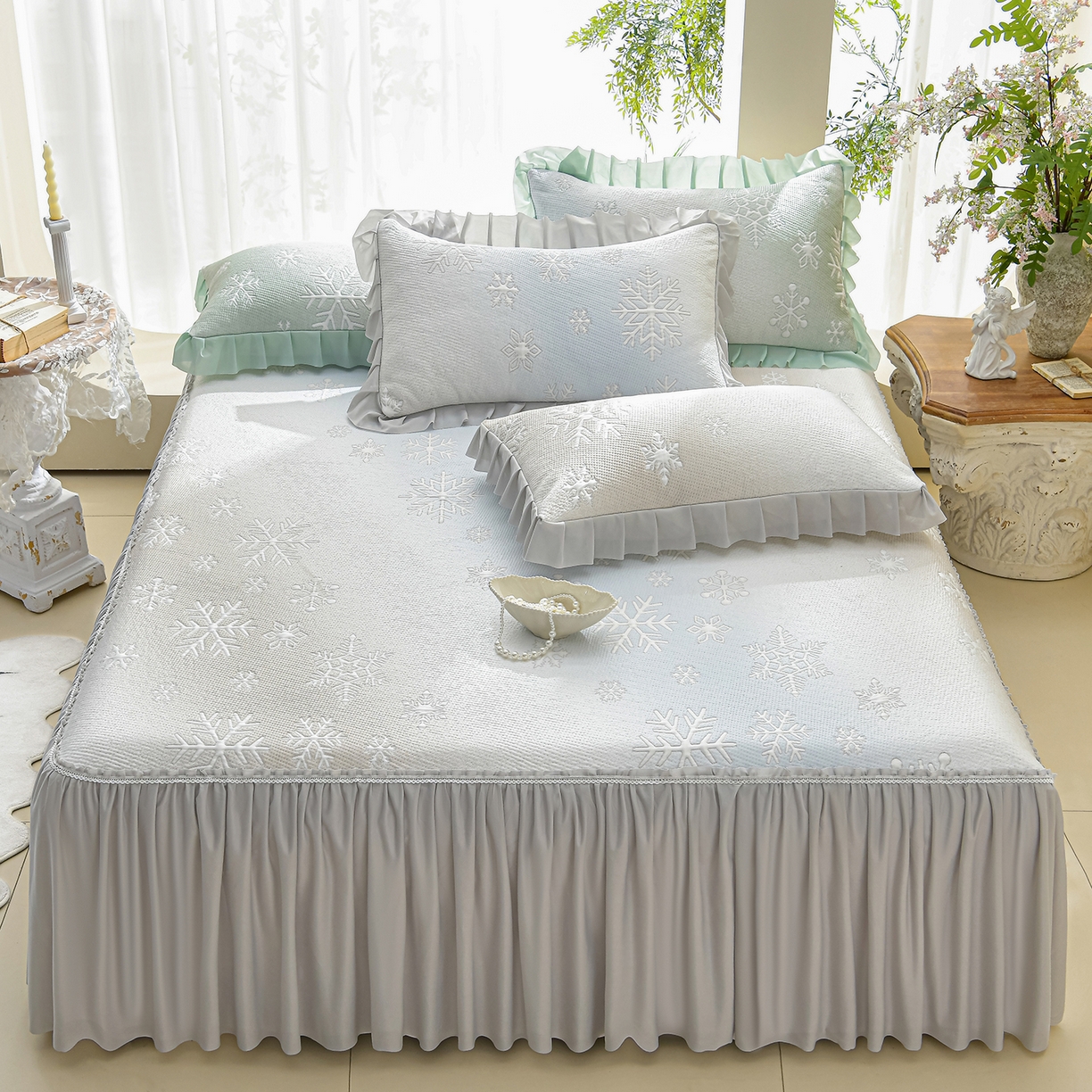 91家纺网 家纺一手货源 找家纺 绘萱家居 2026春夏新款530克PE100%提花冰凉豆豆床裙款凉席席子空调软席 渐变雪花-灰