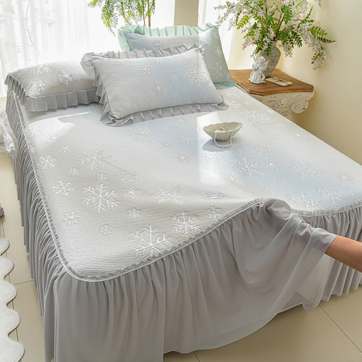 91家纺网 家纺一手货源 找家纺 绘萱家居 2026春夏新款530克PE100%提花冰凉豆豆床裙款凉席席子空调软席 渐变雪花-灰