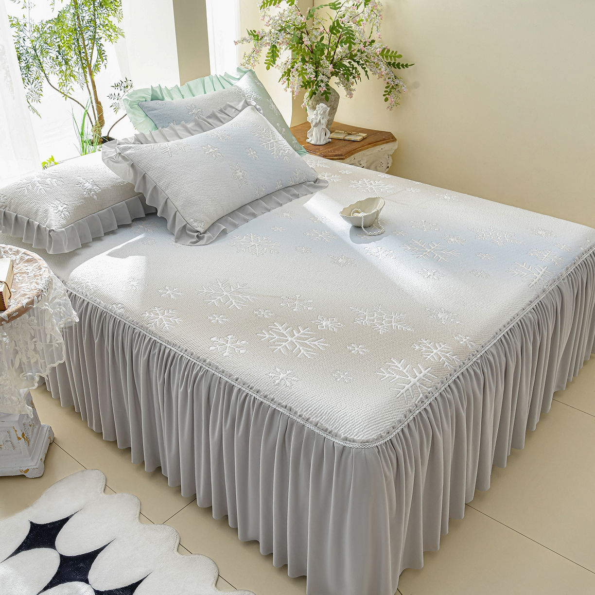 91家纺网 家纺一手货源 找家纺 绘萱家居 2026春夏新款530克PE100%提花冰凉豆豆床裙款凉席席子空调软席 渐变雪花-灰