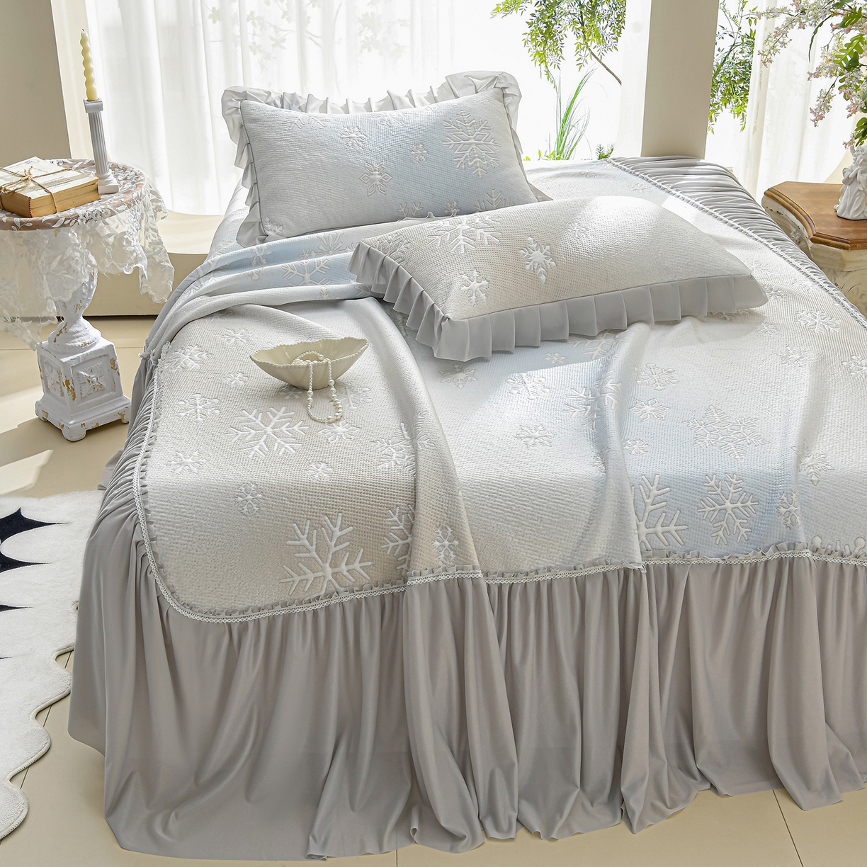 91家纺网 家纺一手货源 找家纺 绘萱家居 2026春夏新款530克PE100%提花冰凉豆豆床裙款凉席席子空调软席 渐变雪花-灰