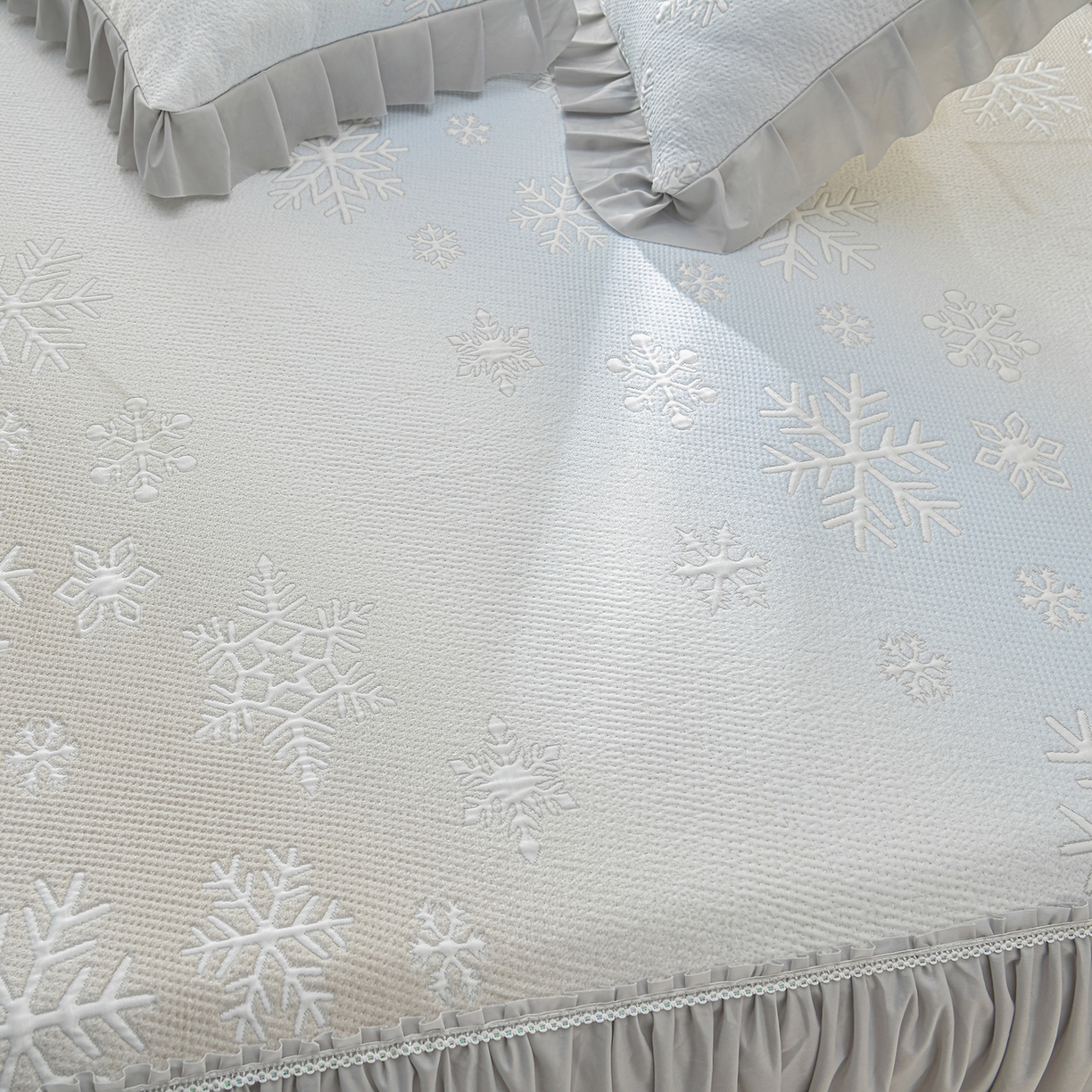 91家纺网 家纺一手货源 找家纺 绘萱家居 2026春夏新款530克PE100%提花冰凉豆豆床裙款凉席席子空调软席 渐变雪花-灰