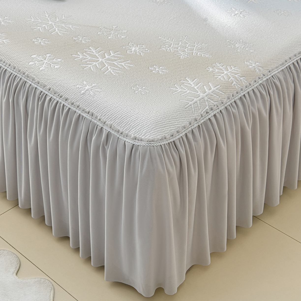 91家纺网 家纺一手货源 找家纺 绘萱家居 2026春夏新款530克PE100%提花冰凉豆豆床裙款凉席席子空调软席 渐变雪花-灰