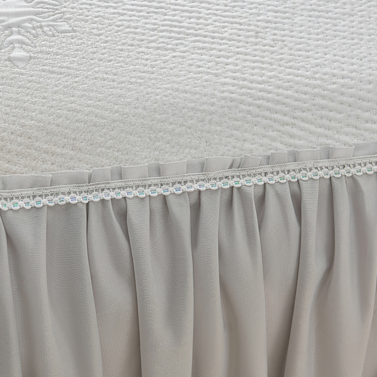 91家纺网 家纺一手货源 找家纺 绘萱家居 2026春夏新款530克PE100%提花冰凉豆豆床裙款凉席席子空调软席 渐变雪花-灰