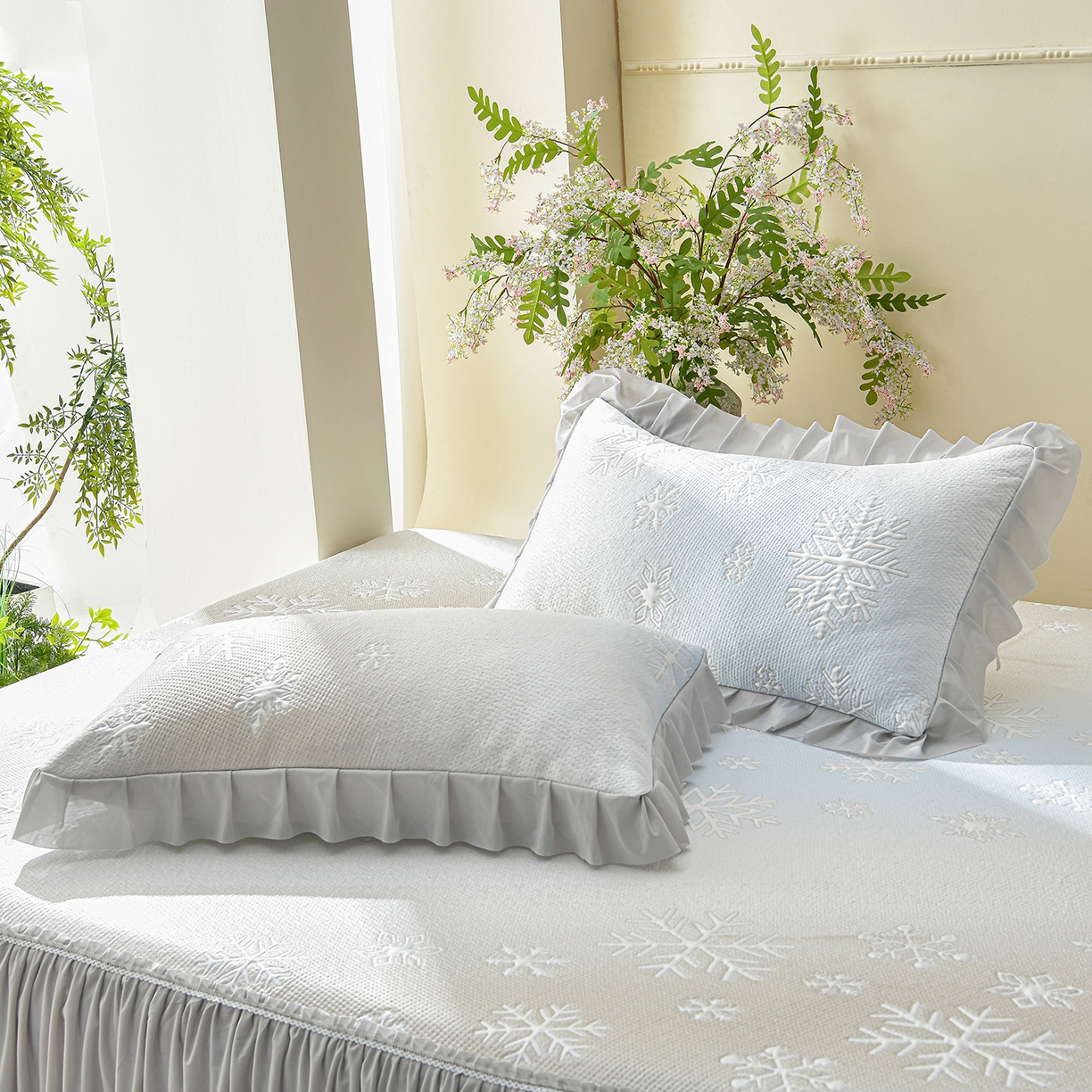 91家纺网 家纺一手货源 找家纺 绘萱家居 2026春夏新款530克PE100%提花冰凉豆豆床裙款凉席席子空调软席 渐变雪花-灰