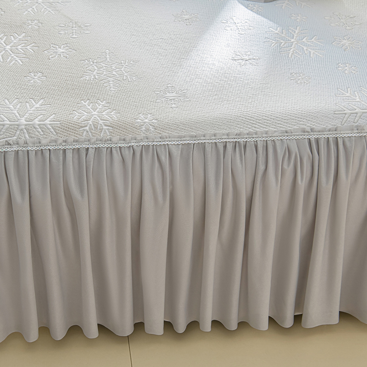 91家纺网 家纺一手货源 找家纺 绘萱家居 2026春夏新款530克PE100%提花冰凉豆豆床裙款凉席席子空调软席 渐变雪花-灰