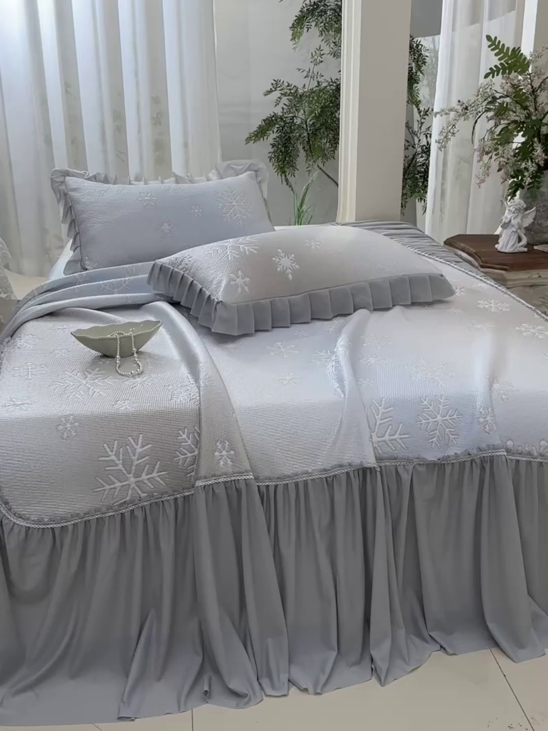 91家纺网 家纺一手货源 找家纺 绘萱家居 2026春夏新款530克PE100%提花冰凉豆豆床裙款凉席席子空调软席 渐变雪花-灰