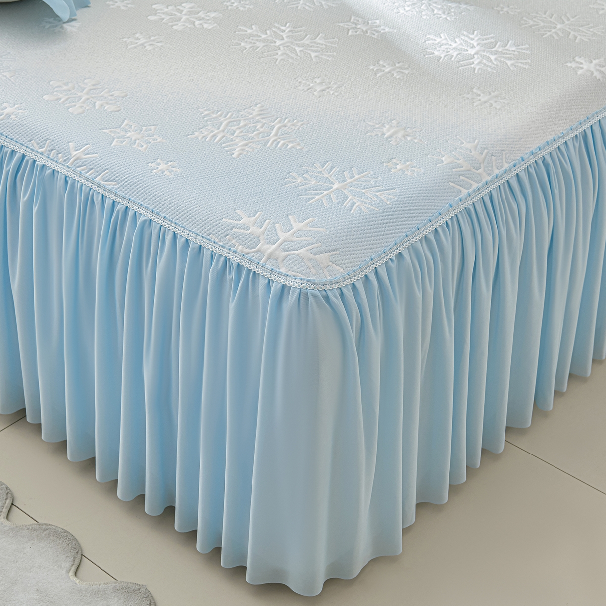 91家纺网 家纺一手货源 找家纺 绘萱家居 2026春夏新款530克PE100%提花冰凉豆豆床裙款凉席席子空调软席 渐变雪花-蓝