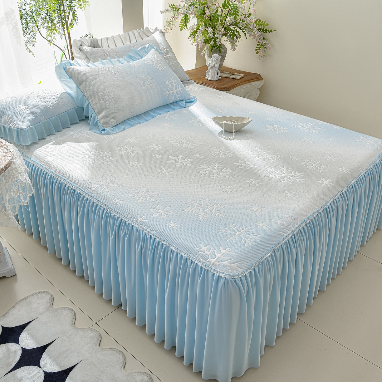 91家纺网 家纺一手货源 找家纺 绘萱家居 2026春夏新款530克PE100%提花冰凉豆豆床裙款凉席席子空调软席 渐变雪花-蓝
