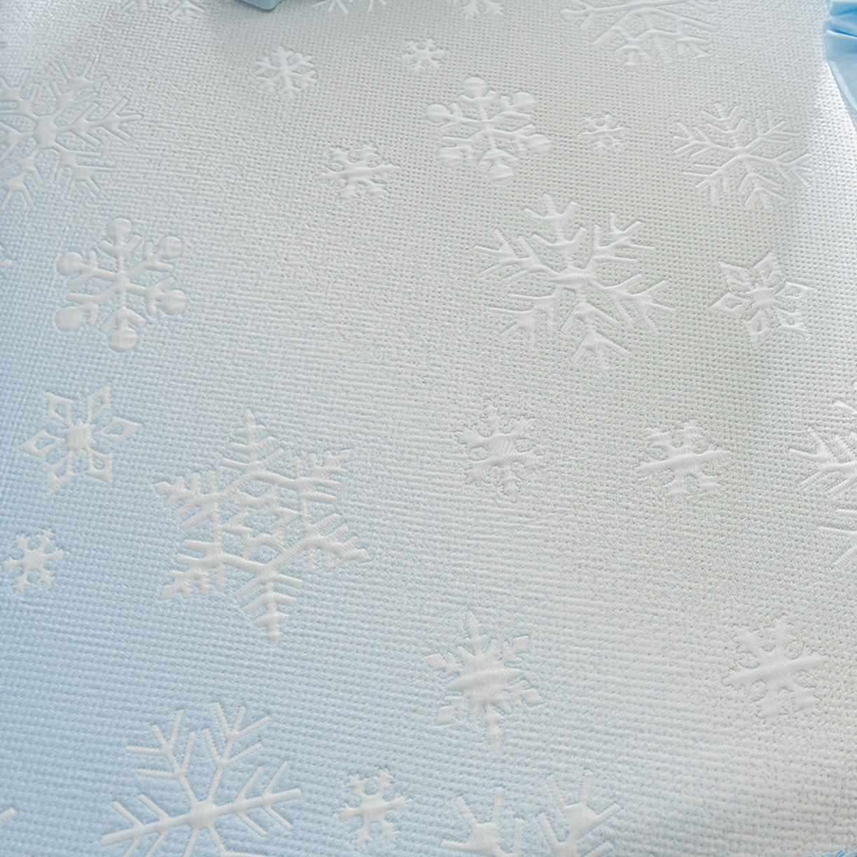 91家纺网 家纺一手货源 找家纺 绘萱家居 2026春夏新款530克PE100%提花冰凉豆豆床裙款凉席席子空调软席 渐变雪花-蓝