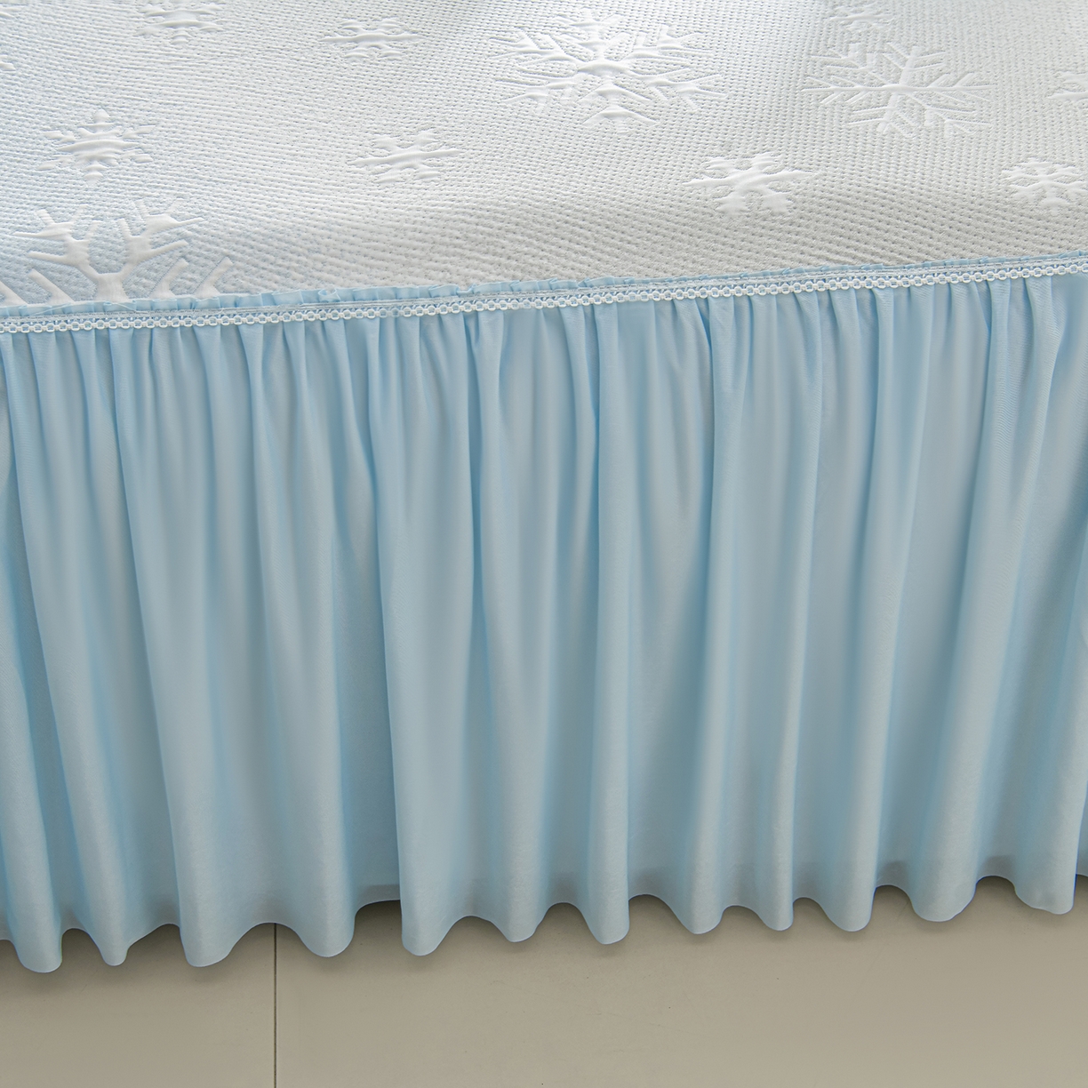 91家纺网 家纺一手货源 找家纺 绘萱家居 2026春夏新款530克PE100%提花冰凉豆豆床裙款凉席席子空调软席 渐变雪花-蓝