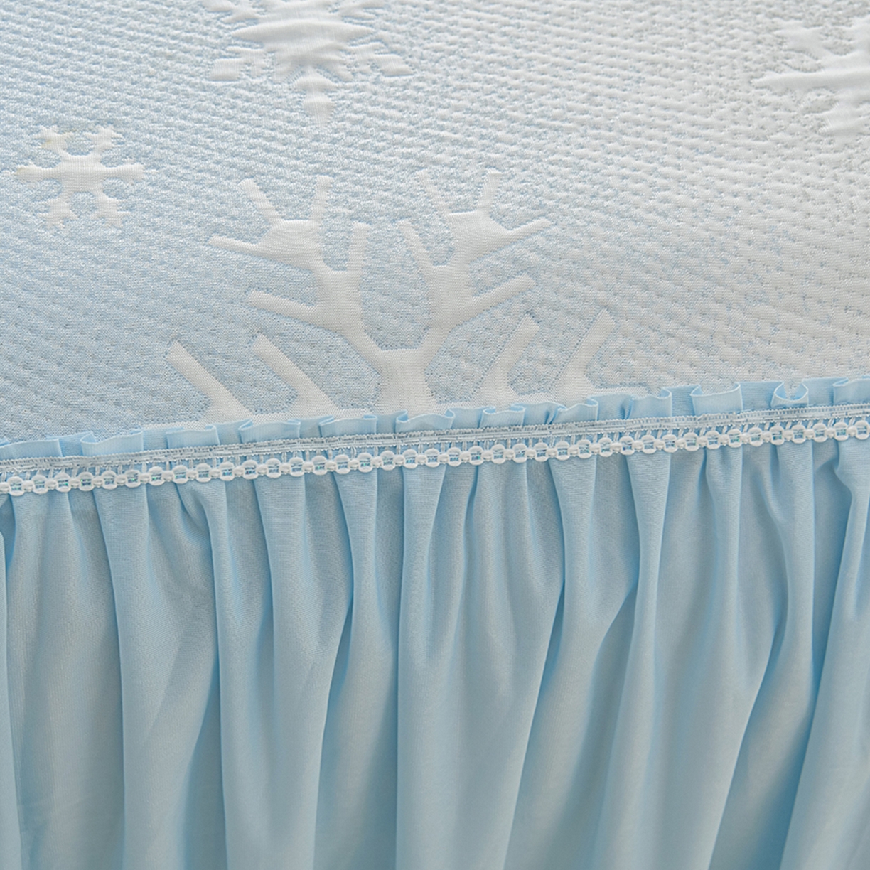 91家纺网 家纺一手货源 找家纺 绘萱家居 2026春夏新款530克PE100%提花冰凉豆豆床裙款凉席席子空调软席 渐变雪花-蓝