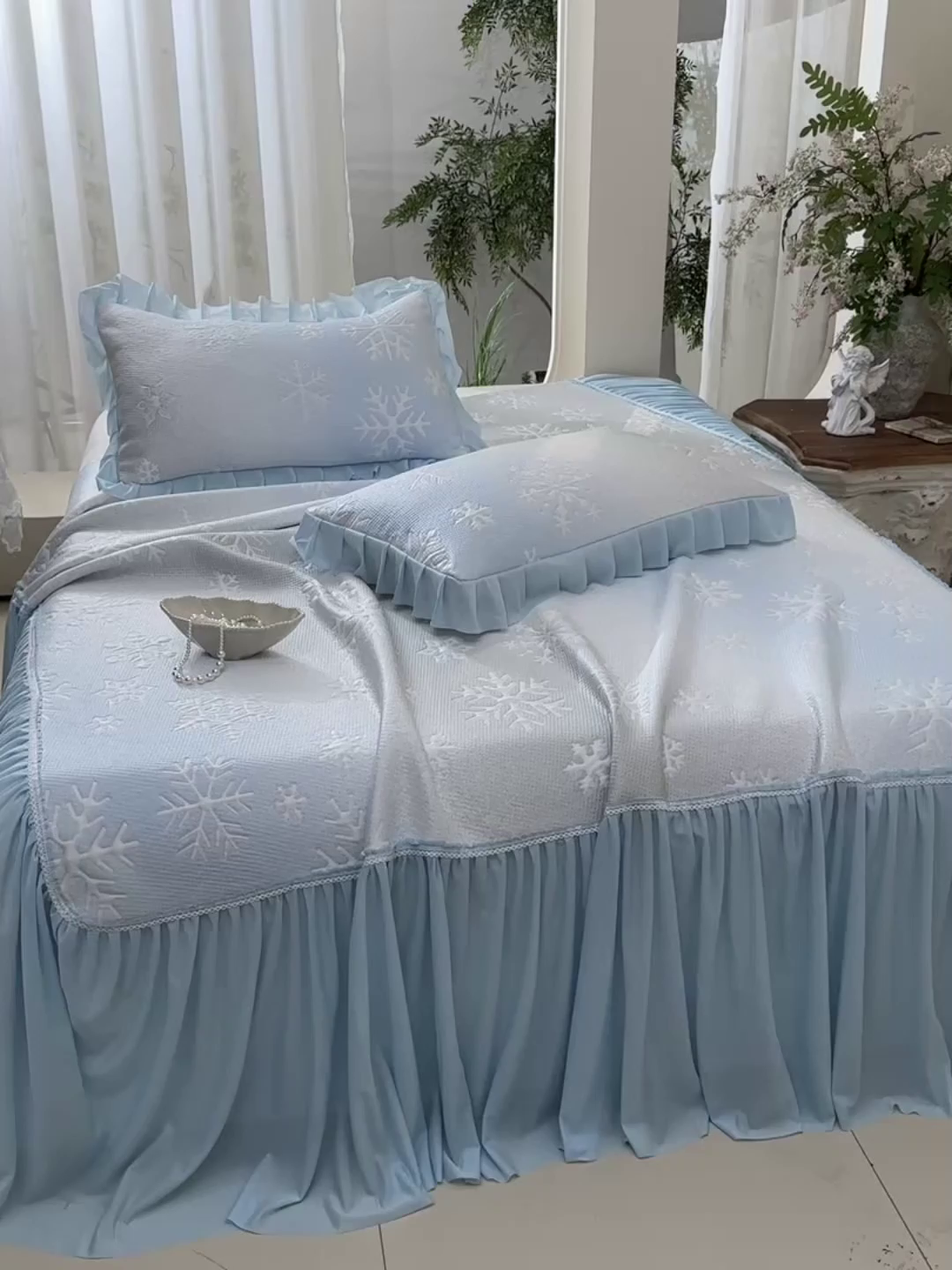 91家纺网 家纺一手货源 找家纺 绘萱家居 2026春夏新款530克PE100%提花冰凉豆豆床裙款凉席席子空调软席 渐变雪花-蓝