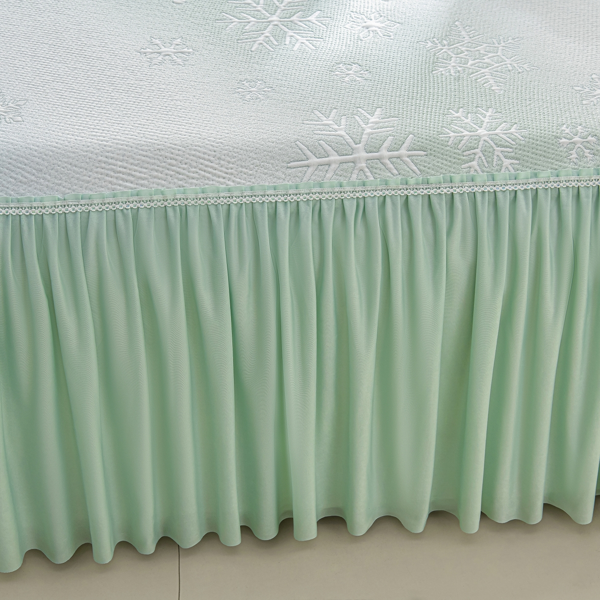 91家纺网 家纺一手货源 找家纺 绘萱家居 2026春夏新款530克PE100%提花冰凉豆豆床裙款凉席席子空调软席 渐变雪花-绿