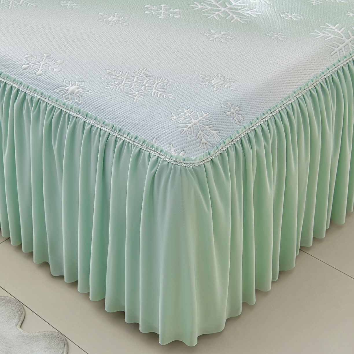 91家纺网 家纺一手货源 找家纺 绘萱家居 2026春夏新款530克PE100%提花冰凉豆豆床裙款凉席席子空调软席 渐变雪花-绿