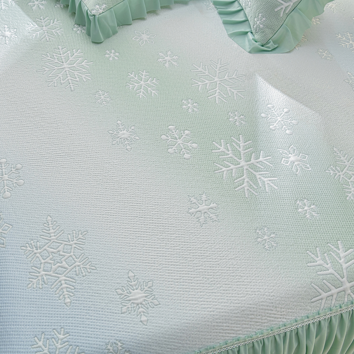 91家纺网 家纺一手货源 找家纺 绘萱家居 2026春夏新款530克PE100%提花冰凉豆豆床裙款凉席席子空调软席 渐变雪花-绿