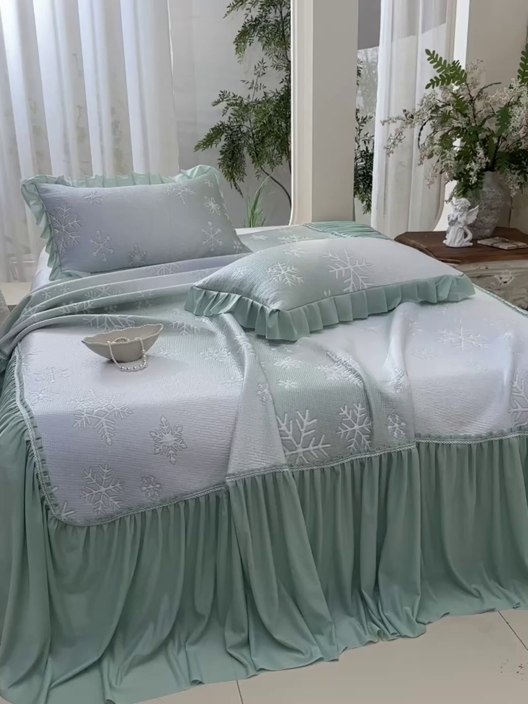 91家纺网 家纺一手货源 找家纺 绘萱家居 2026春夏新款530克PE100%提花冰凉豆豆床裙款凉席席子空调软席 渐变雪花-绿