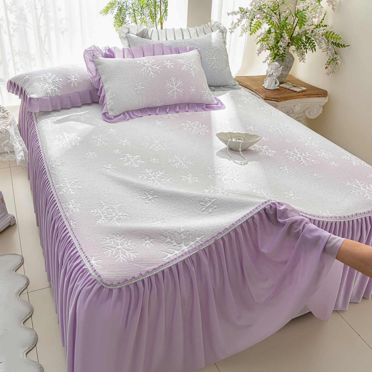 91家纺网 家纺一手货源 找家纺 绘萱家居 2026春夏新款530克PE100%提花冰凉豆豆床裙款凉席席子空调软席 渐变雪花-紫