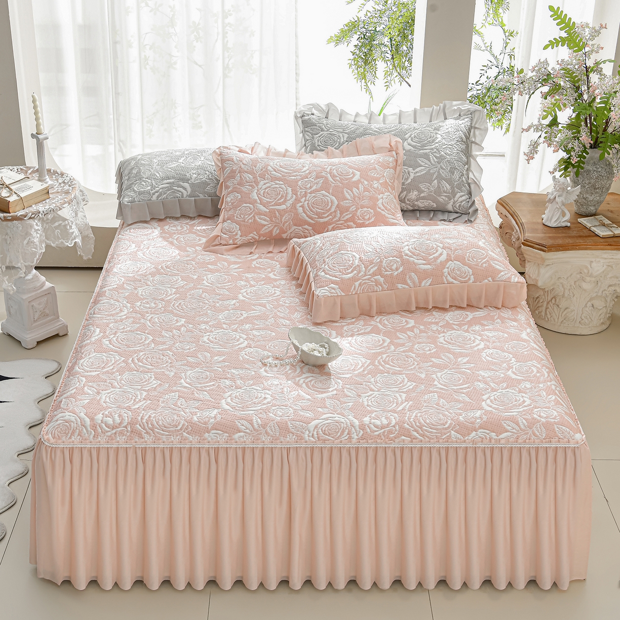 91家纺网 家纺一手货源 找家纺 绘萱家居 2026春夏新款530克PE100%提花冰凉豆豆床裙款凉席席子空调软席 玫瑰花香-粉