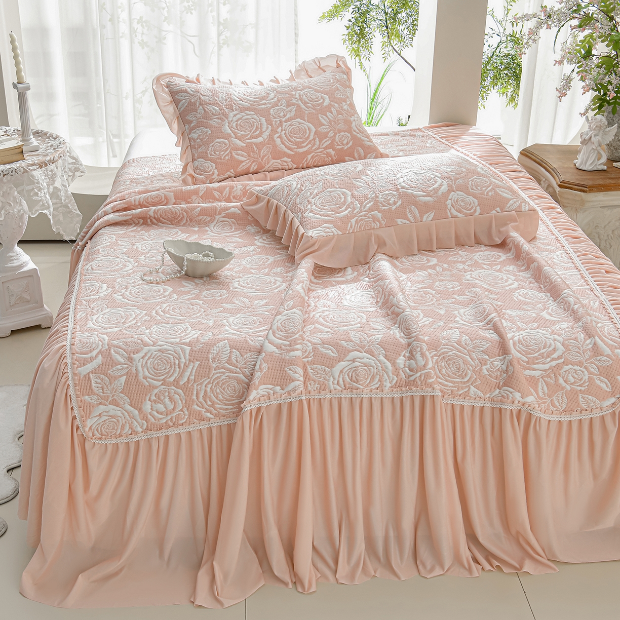 91家纺网 家纺一手货源 找家纺 绘萱家居 2026春夏新款530克PE100%提花冰凉豆豆床裙款凉席席子空调软席 玫瑰花香-粉