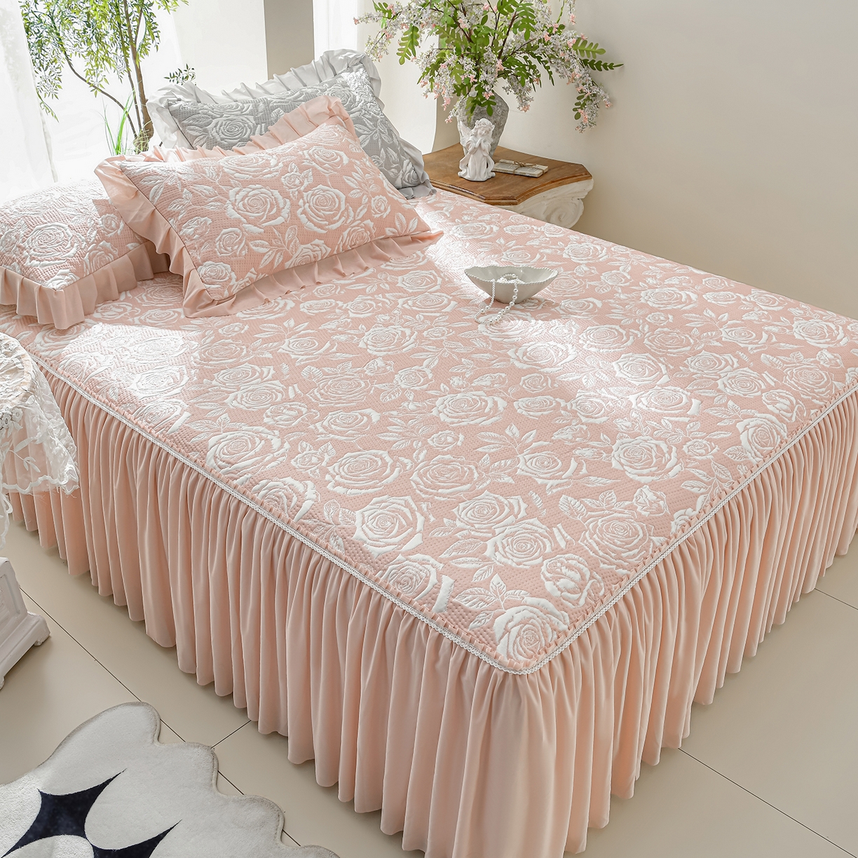 91家纺网 家纺一手货源 找家纺 绘萱家居 2026春夏新款530克PE100%提花冰凉豆豆床裙款凉席席子空调软席 玫瑰花香-粉