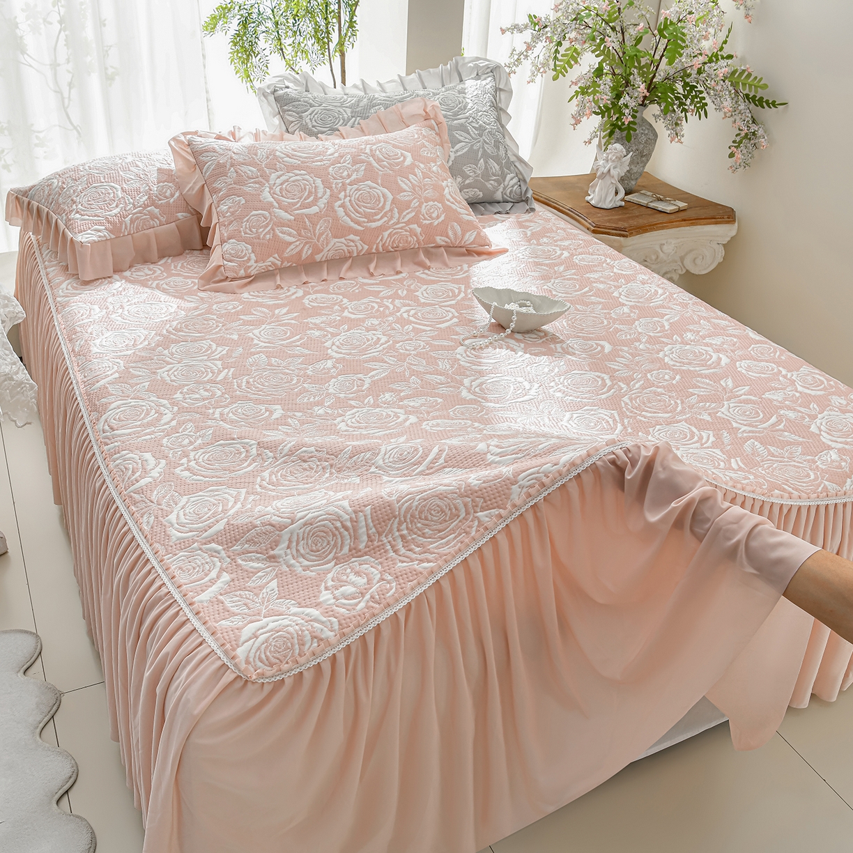 91家纺网 家纺一手货源 找家纺 绘萱家居 2026春夏新款530克PE100%提花冰凉豆豆床裙款凉席席子空调软席 玫瑰花香-粉