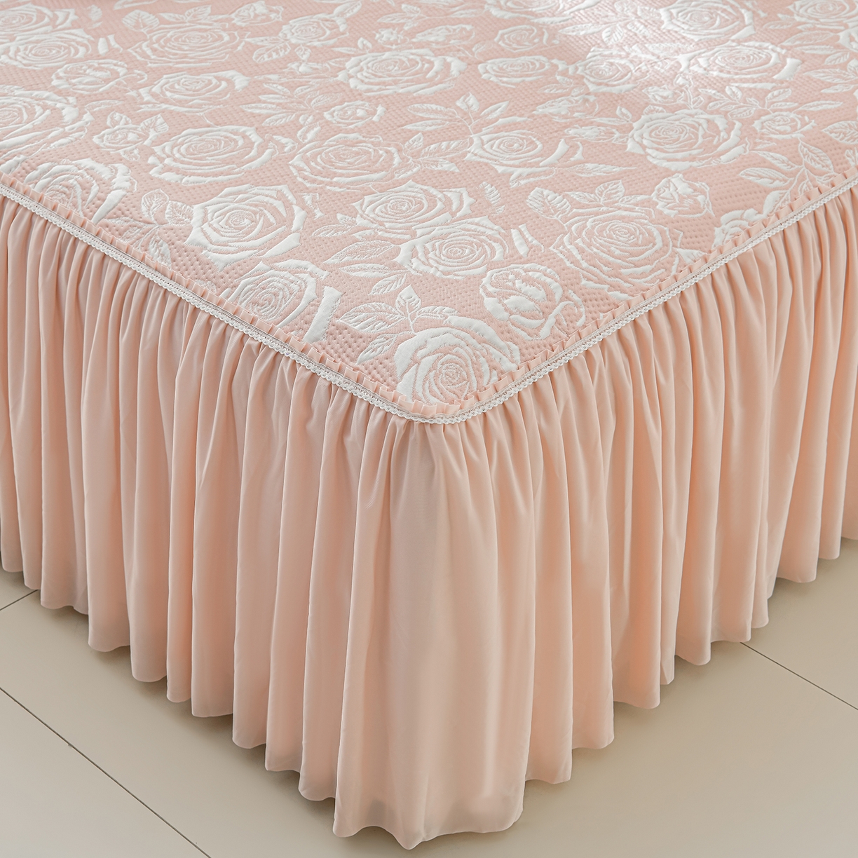 91家纺网 家纺一手货源 找家纺 绘萱家居 2026春夏新款530克PE100%提花冰凉豆豆床裙款凉席席子空调软席 玫瑰花香-粉