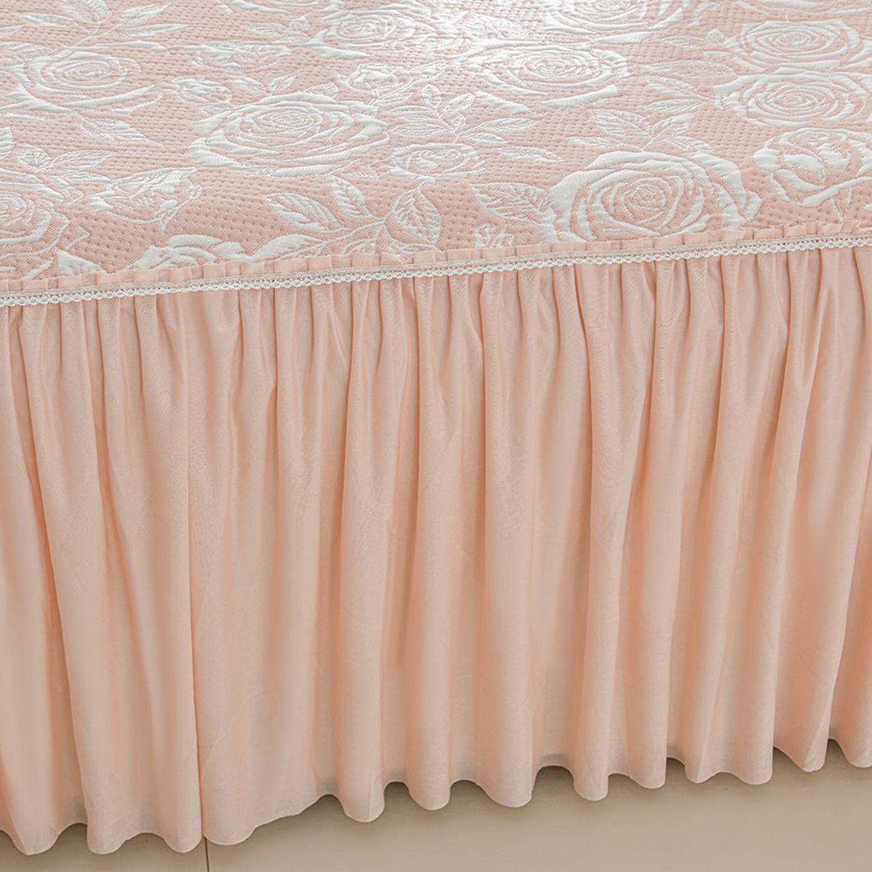 91家纺网 家纺一手货源 找家纺 绘萱家居 2026春夏新款530克PE100%提花冰凉豆豆床裙款凉席席子空调软席 玫瑰花香-粉