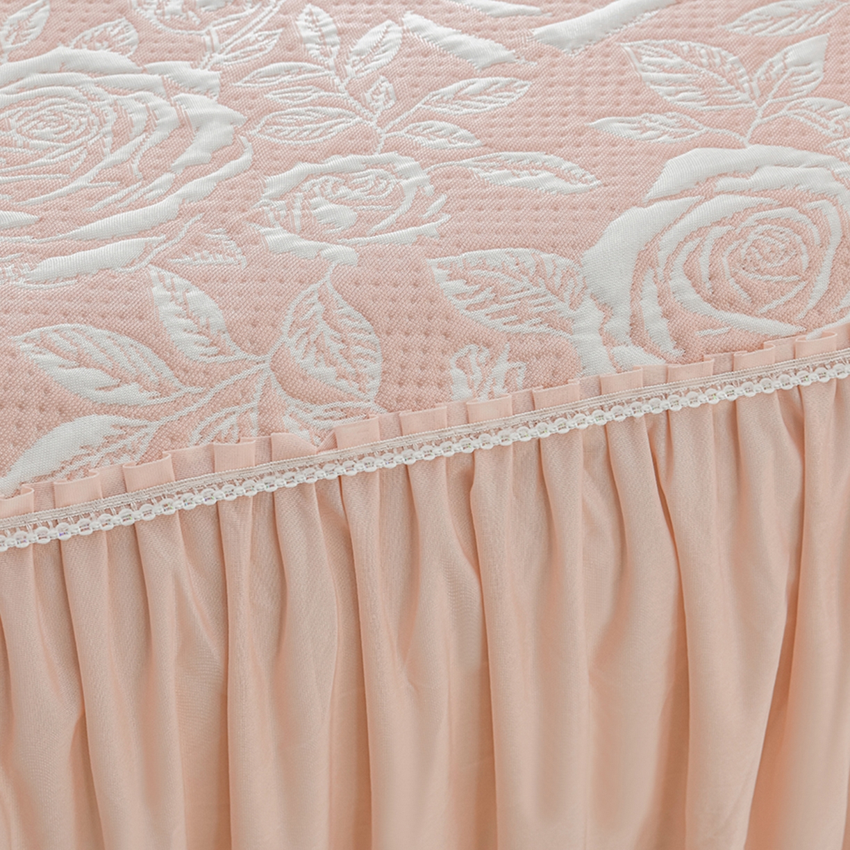 91家纺网 家纺一手货源 找家纺 绘萱家居 2026春夏新款530克PE100%提花冰凉豆豆床裙款凉席席子空调软席 玫瑰花香-粉