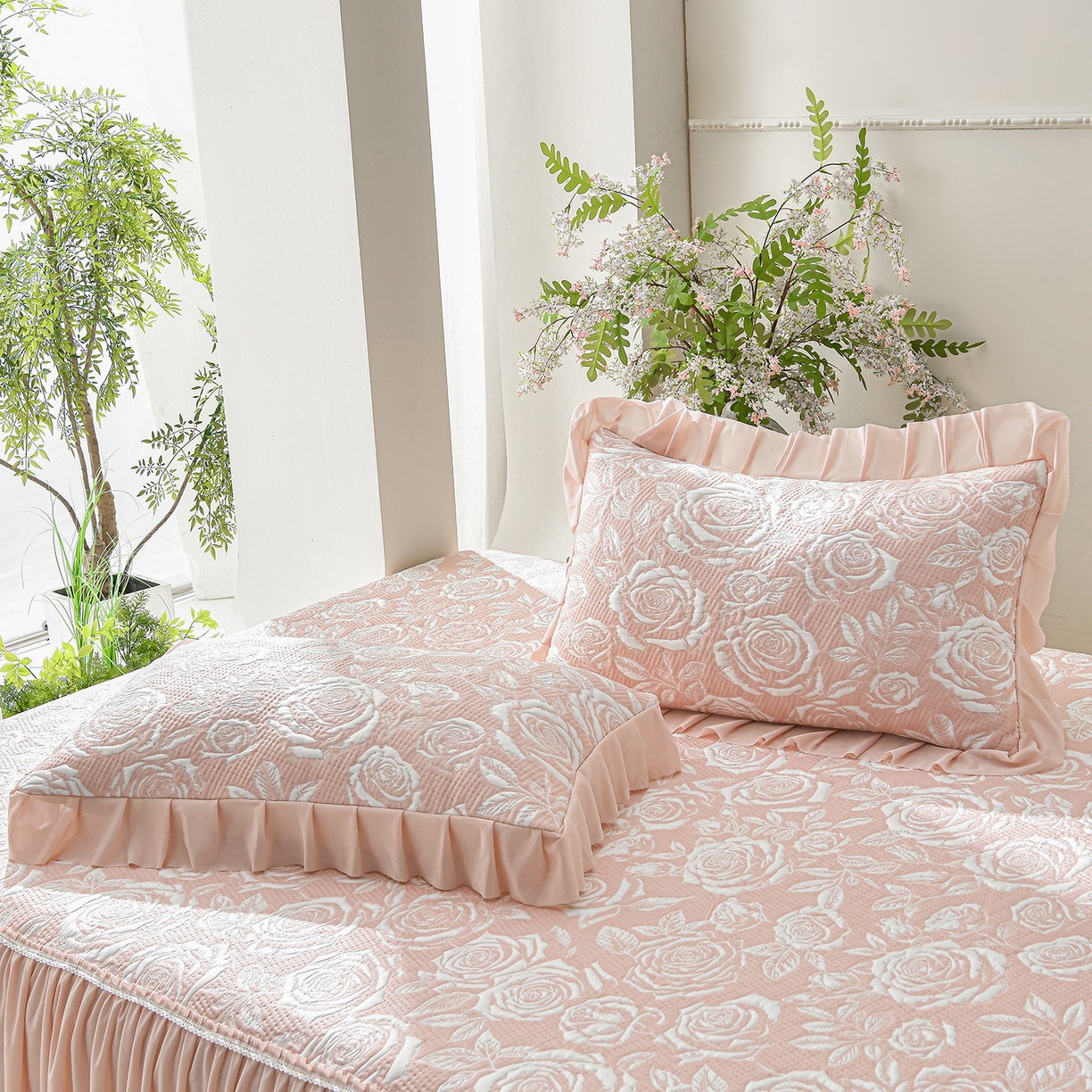 91家纺网 家纺一手货源 找家纺 绘萱家居 2026春夏新款530克PE100%提花冰凉豆豆床裙款凉席席子空调软席 玫瑰花香-粉