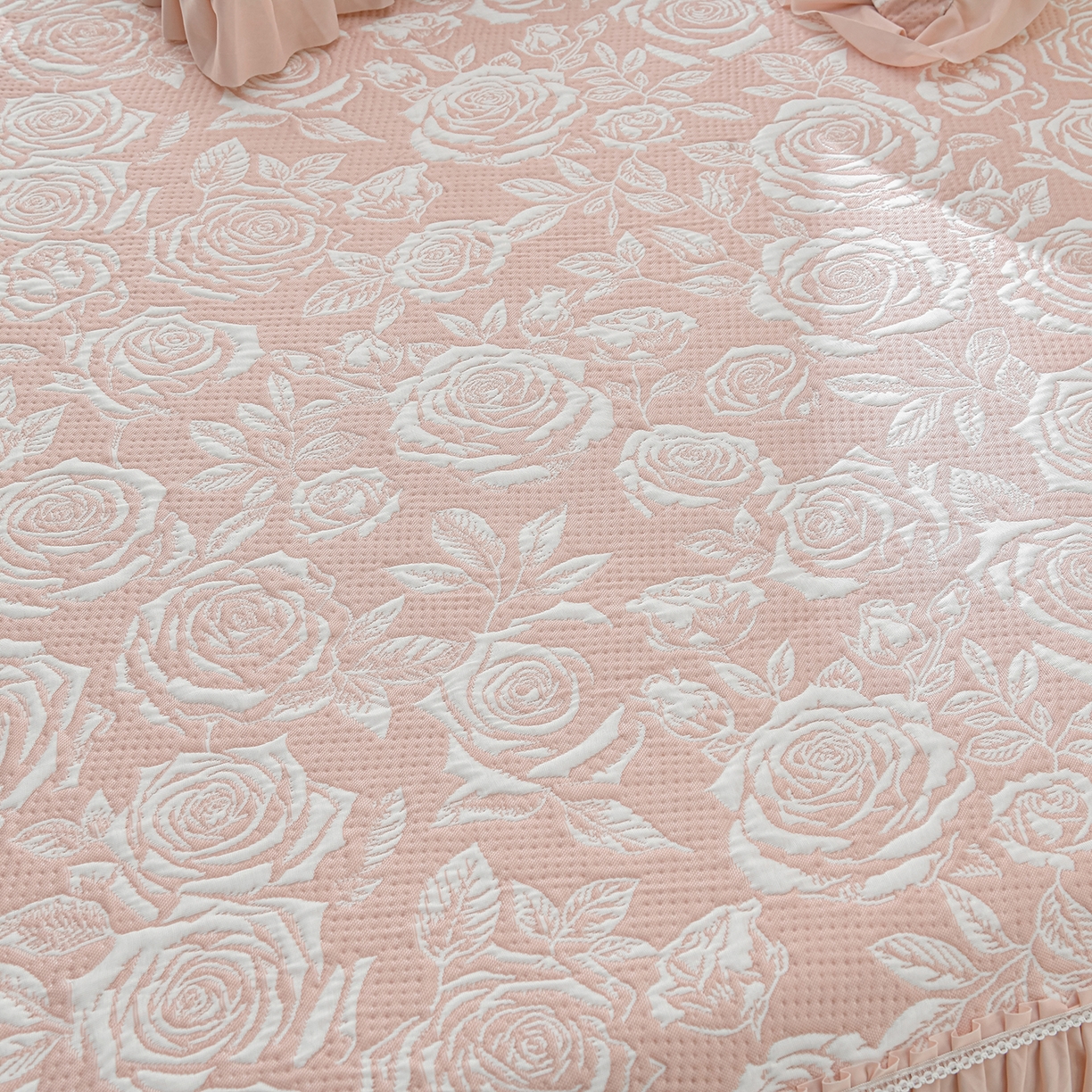 91家纺网 家纺一手货源 找家纺 绘萱家居 2026春夏新款530克PE100%提花冰凉豆豆床裙款凉席席子空调软席 玫瑰花香-粉