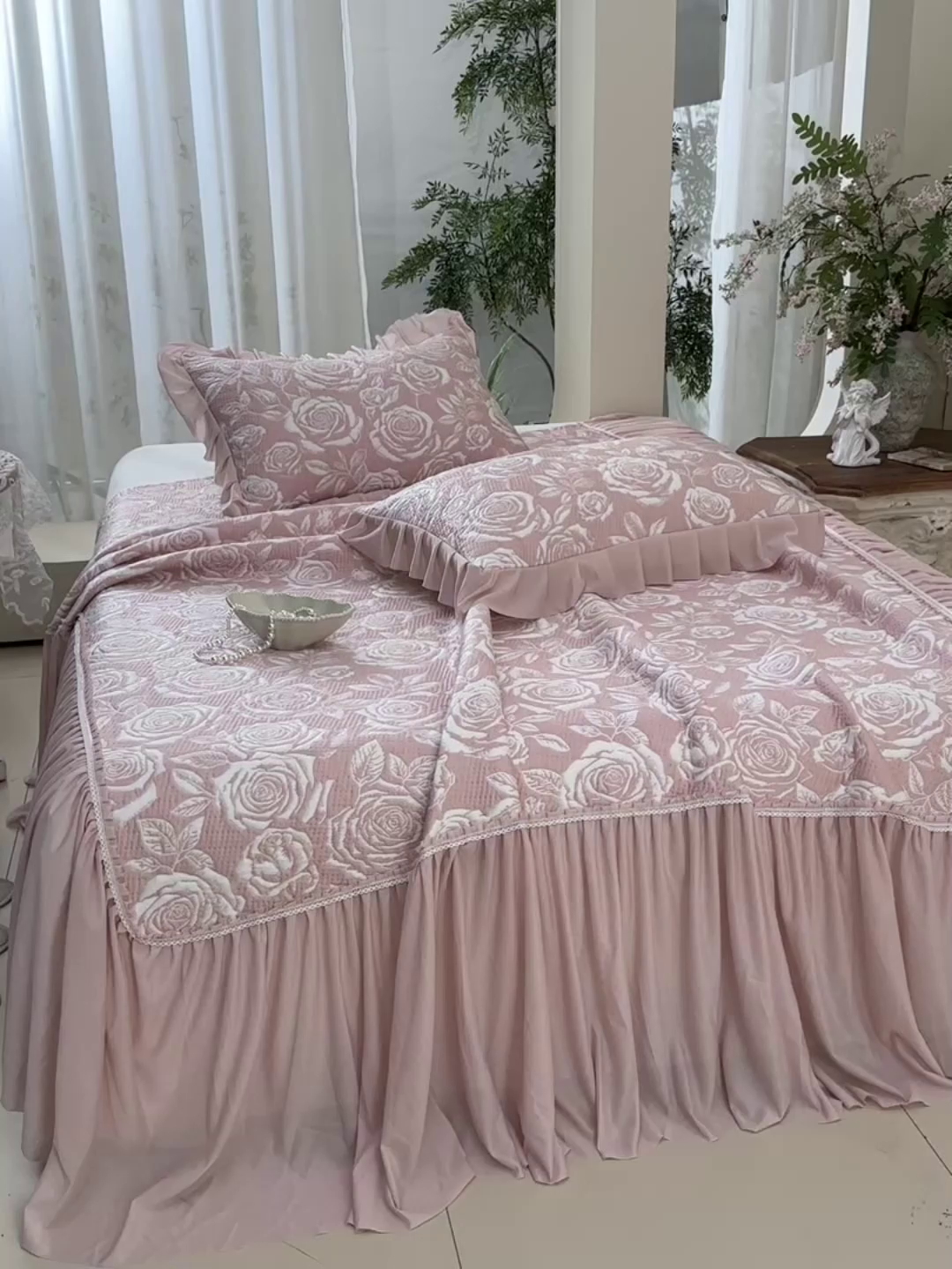 91家纺网 家纺一手货源 找家纺 绘萱家居 2026春夏新款530克PE100%提花冰凉豆豆床裙款凉席席子空调软席 玫瑰花香-粉