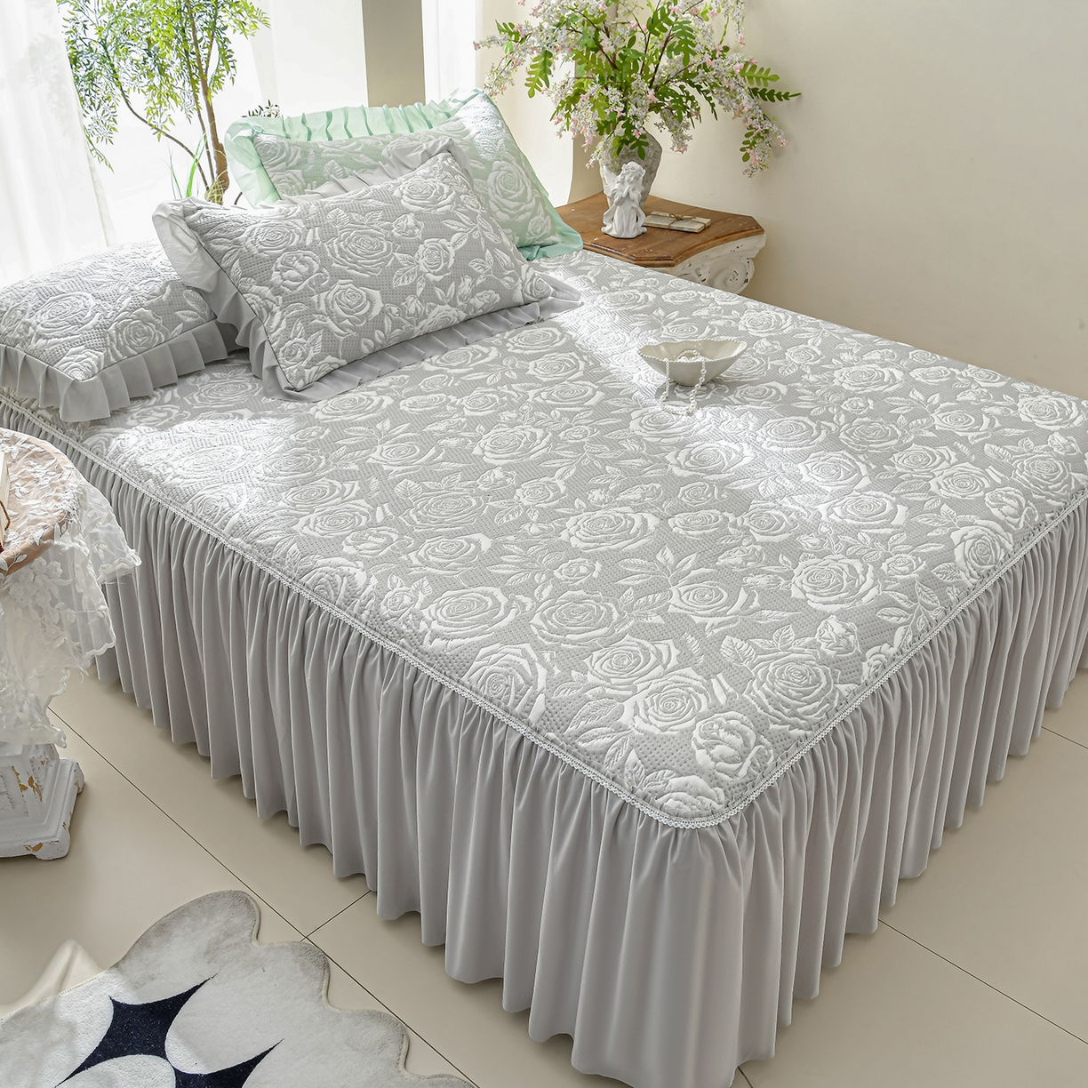 91家纺网 家纺一手货源 找家纺 绘萱家居 2026春夏新款530克PE100%提花冰凉豆豆床裙款凉席席子空调软席 玫瑰花香-灰